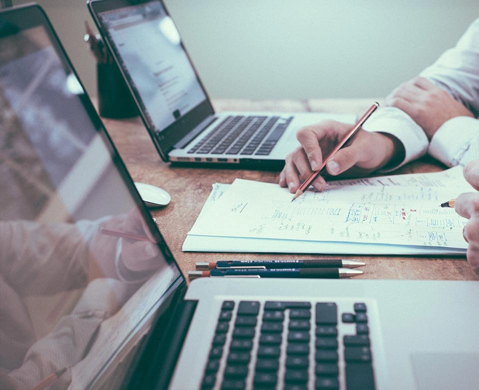 Asesor inmobiliario cerrando venta.